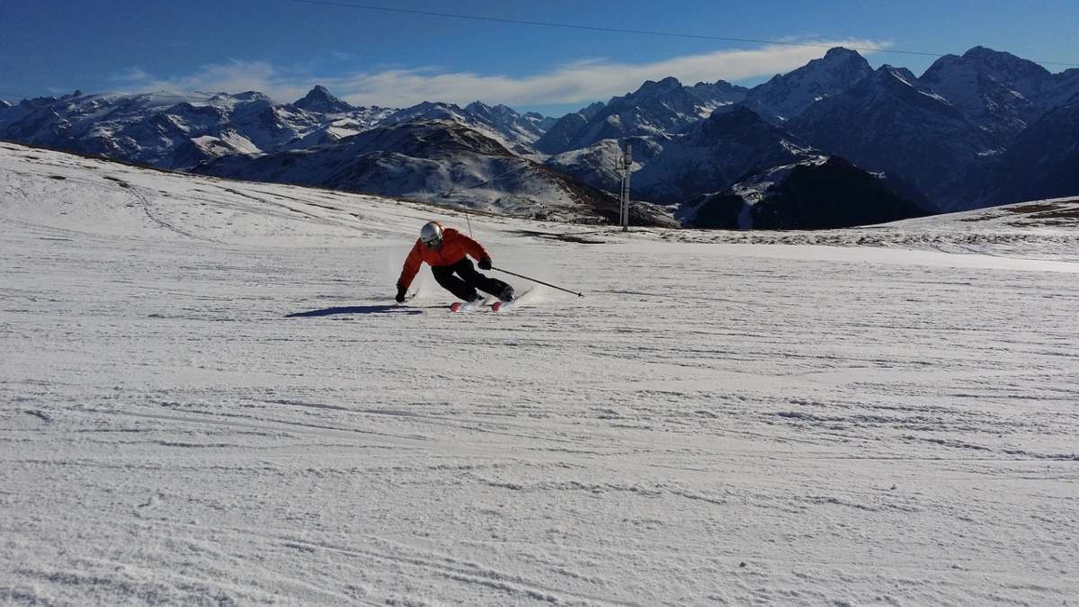 planina-sneg-slalom-skijanje-skijas-oprema-ski-odeca.jpg
